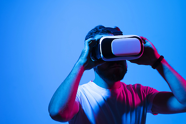 포토 JPG 해외이미지 남자 한명 상반신 성인 앞모습 잡기 스마트 하이테크 착용 웨어러블 가상현실 성인남자한명만 오큘러스 VR기기 해외포토 1 뷰포인트 컨셉 모션 기술 사람 기계 남자한명만 성인남자만 파일형식 이미지허브