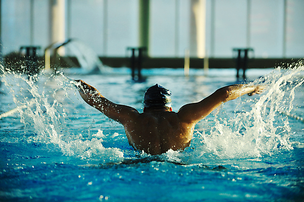 포토 JPG 해외이미지 백인 남자 수영복 스포츠 팔벌리기 수영장 상반신 성인 뒷모습 물 운동 수영 수영선수 성인남자한명만 해외포토 자연요소 서양인 옷 뷰포인트 모션 운동선수 건강 사람 수상스포츠 남자한명만 성인남자만 파일형식 이미지허브