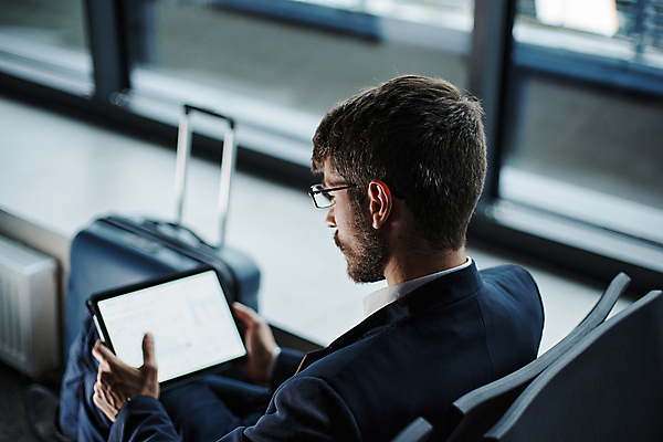 포토 JPG 해외이미지 남자 실내 한명 들기 상반신 성인 뒷모습 아웃포커스 태블릿 비즈니스맨 공항 확인 성인남자한명만 해외포토 1 뷰포인트 비즈니스 교통시설 모션 촬영기법 사람 내부 전자제품 스마트기기 직장인 남자한명만 성인남자만 파일형식 이미지허브