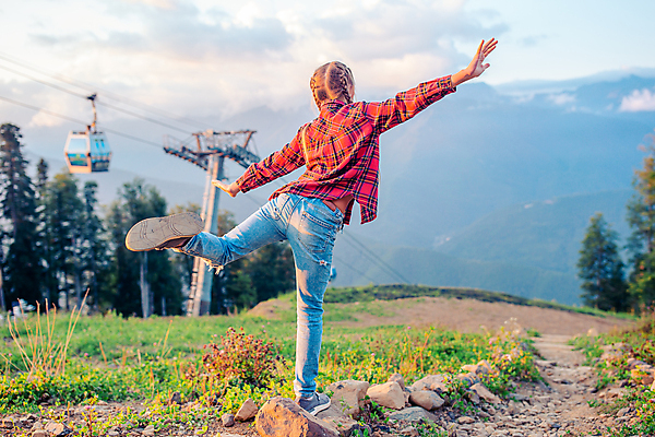 포토 JPG 해외이미지 주간 전신 여자 여유 어린이 여행 하늘 팔벌리기 휴식 산 한명 야외 뒷모습 즐거움 케이블카 돌길 중심잡기 한발서기 혼자 소녀한명만 혼행 혼여족 해외포토 자연요소 1 라이프스타일 감정 길 뷰포인트 컨셉 모션 서기 사람 신조어 약어 여자한명만 소녀만 파일형식 이미지허브