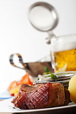 포토 JPG 해외이미지 전통 접시 음식 조각 채소 맥주 육류 돼지고기 요리 사람없음 빨간색 갈색 저녁식사 머그컵 튀김 덮개 뚜껑 돼지 보트 맛 정상 자르기 굽기 피부 어깨 양배추 무침 통조림 월계수 입가심 바이에른사람 맛있는 해외포토 식기 컬러 컨셉 배_교통 식재료 포유류 모션 주류 신체부위 컵 식사 구이 파일형식 이미지허브