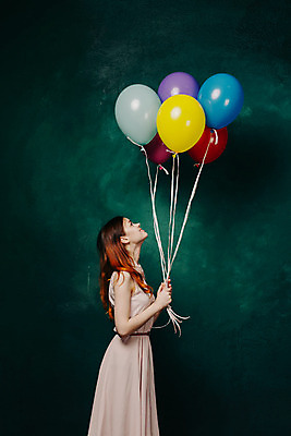 포토 JPG 해외이미지 여자 실내 한명 상반신 성인 옆모습 기쁨 올려보기 잡기 풍선 성인여자한명만 초록배경 해외포토 1 감정 뷰포인트 백그라운드 모션 사람 내부 초록색 여자한명만 성인여자만 파일형식 이미지허브