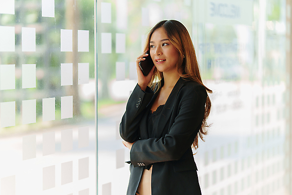 포토 JPG 해외이미지 여자 실내 한명 서기 들기 동양인 상반신 성인 옆모습 팔짱 비즈니스우먼 통화 성인여자한명만 해외포토 1 뷰포인트 비즈니스 모션 사람 인종 내부 직장인 여자한명만 성인여자만 파일형식 이미지허브