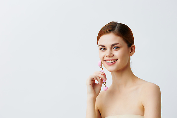 포토 JPG 해외이미지 모델 손 여자 얼굴 청소년 갈색머리 실내 한명 미소 들기 사람 상반신 성인 빛 뷰티 스파 마사지 씻기 피부관리 롤러 부드러움 스킨케어 순서 마사지롤러 성인여자한명만 카피스페이스 괄사 해외포토 1 헤어스타일 모션 표정 내부 신체부위 청결 공백 감각 여자한명만 성인여자만 파일형식 이미지허브