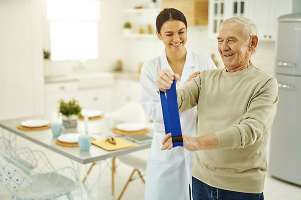 포토 JPG 해외이미지 라이프스타일 할아버지 유니폼 아파트 주택 실내 건강 서기 미소 사람 내부 두명 운동 간호사 의사 실험복 도움 긍정 보험 돌봄 지원 헬프 노화 카피스페이스 해외포토 옷 노년 남자 컨셉 모션 표정 건물 생활 공백 의료진 가운 파일형식 이미지허브