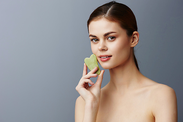 포토 JPG 해외이미지 여자 얼굴 실내 한명 미소 들기 상반신 성인 앞모습 옆모습 뷰티 스파 마사지 미용용품 피부관리 성인여자한명만 괄사 해외포토 1 뷰포인트 모션 표정 사람 내부 신체부위 오브젝트 여자한명만 성인여자만 파일형식 이미지허브