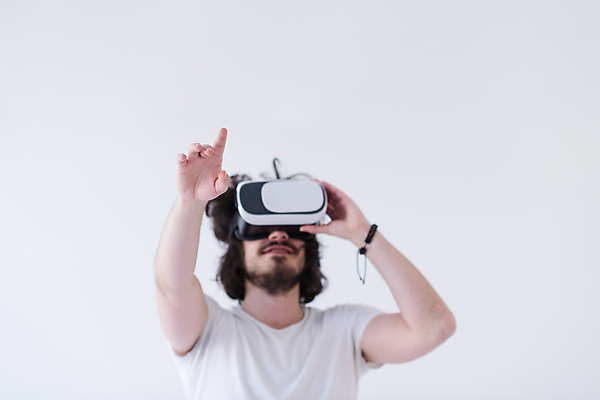 포토 JPG 해외이미지 남자 미래 한명 손짓 상반신 성인 앞모습 흰색 성인남자한명만 VR기기 해외포토 1 뷰포인트 컬러 컨셉 모션 사람 기계 가상현실 남자한명만 성인남자만 파일형식 이미지허브