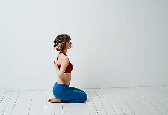 포토 JPG 해외이미지 전신 여자 요가 실내 한명 성인 옆모습 건강관리 요가자세 무릎꿇기 요가복 성인여자한명만 해외포토 1 웰빙 뷰포인트 포즈 모션 건강 관리 사람 내부 운동복 여자한명만 성인여자만 파일형식 이미지허브