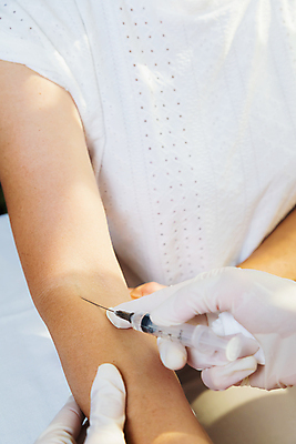 포토 JPG 해외이미지 손 여자 어린이 의학 실내 주사기 한명 들기 상반신 앞모습 신체부위 잡기 예방접종 접종 소녀한명만 해외포토 1 뷰포인트 의료기기 모션 사람 내부 여자한명만 소녀만 파일형식 이미지허브