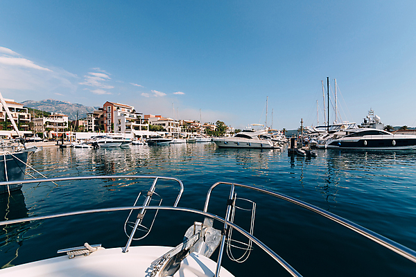포토 JPG 해외이미지 라이프스타일 바다 요트 사람없음 건물 반사 상점 식당 흰색 보트 재산 고급 정박 함선 모터 돛대 몬테네그로 전용 줄서기 해외포토 건축물 컬러 컨셉 배_교통 모션 생활 금융 파일형식 이미지허브