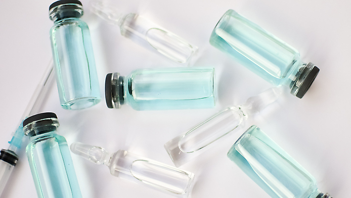 포토 JPG 해외이미지 스튜디오촬영 하늘색 유리병 주사기 사람없음 투명 액체 오브젝트 백신 예방접종 바이알 해외포토 의학 의료기기 병_용기 실내 파란색 의료용품 접종 파일형식 이미지허브