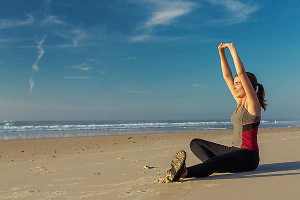 포토 JPG 해외이미지 백인 1 라이프스타일 여자 행복 모래 스포츠 바다 건강 한명 미소 사람 성인 야외 30대 운동 힘 기차 유연 연습 해외포토 서양인 감정 육상교통 대중교통 표정 생활 장년 파일형식 이미지허브