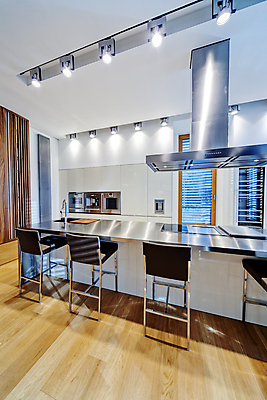 포토 JPG 해외이미지 라이프스타일 디자인 가구 건축양식 새로움 바닥 아파트 주택 실내 사람없음 내부 목재 장식 물 빛 금속 주방 기계 방 흰색 고급 오븐 빨래 난로 맨션 계산대 싱크대 수도꼭지 진열장 조리대 냉장고 대야 리빙 철강 화강암 스타일 해외포토 자연요소 나무 건축 컬러 생활용품 컨셉 가사 재료 재질 건물 생활 가전제품 암석 난방기 개수대 파일형식 이미지허브