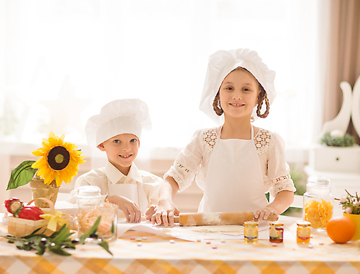 포토 JPG 해외이미지 응시 여자 남자 화분 어린이 창문 해바라기 요리사모자 소년 상반신 두명 앞모습 주방 요리사 앞치마 식탁보 커튼 밀기 잼 즐거움 반죽 밀대 어린이만 해외포토 직업 모자_잡화 시선 꽃 감정 뷰포인트 모션 주방용품 사람 소스_음식 파일형식 이미지허브