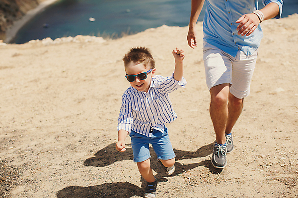 포토 JPG 해외이미지 주간 전신 백인 라이프스타일 행복 아들 어린이 여행 가족 휴가 함께함 소년 성인 야외 두명 앞모습 선글라스 손들기 여행객 걷기 아빠 남자만 해외포토 자연요소 서양인 남자 감정 안경 뷰포인트 컨셉 관계 모션 사람 생활 파일형식 이미지허브