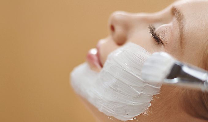 포토 JPG 해외이미지 여자 얼굴 실내 한명 근접촬영 상반신 성인 옆모습 뷰티 눈감음 붓 피부관리 바르기 팩 성인여자한명만 갈색배경 해외포토 1 뷰포인트 백그라운드 모션 사람 내부 신체부위 갈색 화장품 여자한명만 성인여자만 파일형식 이미지허브