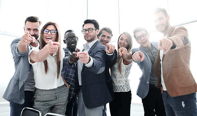 포토 JPG 해외이미지 서양인 여자 남자 협력 미소 정장 여러명 상반신 성인 햇빛 가리킴 비즈니스맨 비즈니스우먼 동료 성인만 해외포토 외국인 옷 다수 비즈니스 관계 표정 사람 손짓 태양 직장인 파일형식 이미지허브