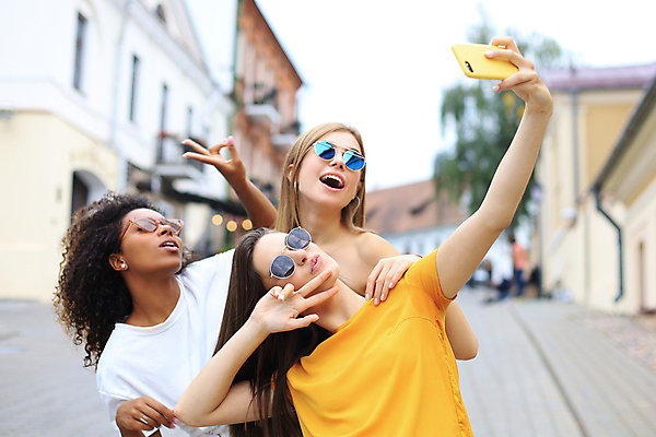 포토 JPG 해외이미지 주간 응시 여자 포즈 웃음 들기 손짓 상반신 성인 야외 앞모습 세명 스마트폰 선글라스 셀프카메라 브이 성인여자만 해외포토 자연요소 시선 안경 뷰포인트 모션 표정 사람 핸드폰 스마트기기 사진촬영 여자만 성인만 파일형식 이미지허브