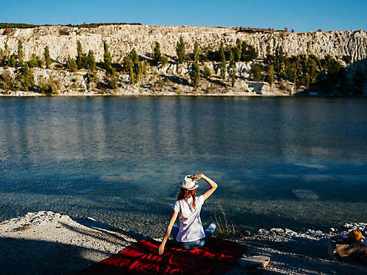 포토 JPG 해외이미지 주간 여자 호수 여유 여행 휴식 산 한명 앉기 상반신 성인 야외 뒷모습 잡기 돗자리 혼자 성인여자한명만 혼행 혼여족 해외포토 자연요소 1 라이프스타일 감정 뷰포인트 컨셉 모션 사람 신조어 약어 여자한명만 성인여자만 파일형식 이미지허브