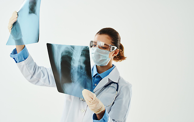 포토 JPG 해외이미지 여자 의학 고글 엑스레이 실내 마스크 한명 들기 상반신 성인 앞모습 옆모습 의사 집중 확인 흰배경 성인여자한명만 해외포토 1 뷰포인트 백그라운드 컨셉 모션 사람 내부 의료진 흰색 여자한명만 성인여자만 파일형식 이미지허브