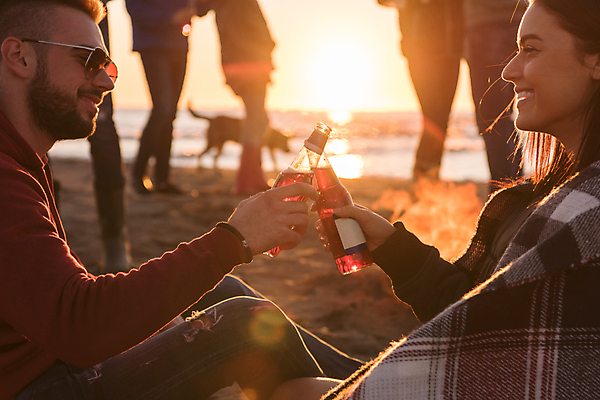 포토 JPG 해외이미지 커플 여자 남자 맥주 서기 웃음 앉기 여러명 상반신 성인 해변 야외 옆모습 아웃포커스 일몰 캠핑 하반신 야간 건배 맥주병 성인만 해외포토 자연요소 바다 뷰포인트 다수 관계 모션 레저 술병 주류 촬영기법 표정 사람 노을 파일형식 이미지허브