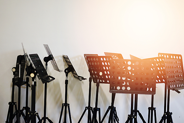 포토 JPG 해외이미지 직업 교육 종이 음악 비즈니스 노래 통신 교실 학교 놀이 실내 미술 한명 서기 사람 사람없음 책 가로 컬러풀 우주 쪽지 소리 공백 콘서트 공연 음악가 흰색 기구 잡기 작업 이젤 시트 오케스트라 구성 멜로디 뮤지컬 신발장 카피스페이스 해외포토 1 컬러 모션 문화예술 이벤트 내부 미술도구 악단 파일형식 이미지허브