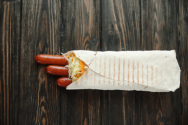 포토 JPG 해외이미지 사람없음 당근 소시지 양배추 케밥 양배추샐러드 피타 카피스페이스 나무배경 해외포토 음식 빵 백그라운드 채소 뿌리채소 공백 샐러드 가공식품 파일형식 이미지허브