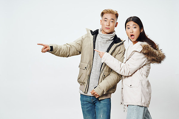 포토 JPG 해외이미지 커플 여자 남자 겨울 실내 상반신 성인 두명 앞모습 옆모습 놀람 가리킴 터틀넥 흰배경 패딩 성인만 해외포토 계절 감정 뷰포인트 백그라운드 관계 표정 사람 손짓 내부 점퍼 흰색 스웨터 파일형식 이미지허브