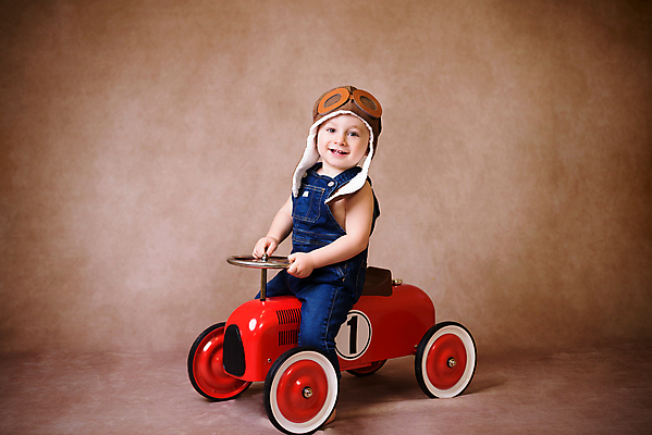 포토 JPG 해외이미지 백인 모자 행복 어린이 스포츠 여행 백그라운드 컨셉 크리스마스 겨울 가방 자동차 놀이 성공 미래 창조 한명 미소 사람 소년 빨간색 장난감 노란색 힘 기쁨 운전 자유 수확 축하 아기 운전사 파일럿 기적 속도 복고 제트기 팩 혁명 슈퍼히어로 염원 특별함 해외포토 서양인 직업 1 잡화 계절 기념일 남자 감정 육상교통 컬러 농업 모션 비행기 표정 화장품 영웅 파일형식 이미지허브