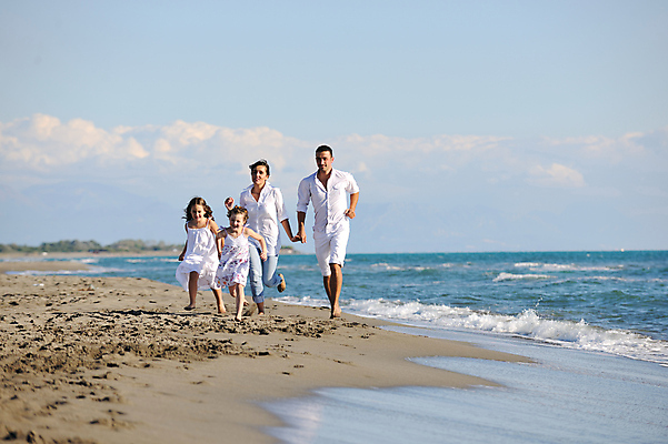 포토 JPG 해외이미지 주간 전신 백인 라이프스타일 남자 딸 행복 어린이 바다 여행 가족 하늘 엄마 휴가 함께함 사랑 웃음 사람 여러명 성인 해변 야외 앞모습 달리기 기쁨 아빠 해외포토 자연요소 서양인 감정 뷰포인트 다수 컨셉 관계 모션 표정 생활 파일형식 이미지허브