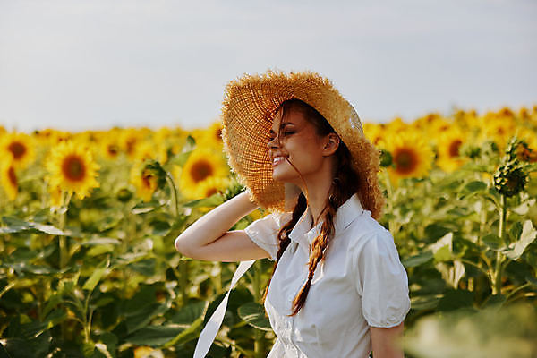 포토 JPG 해외이미지 주간 여자 꽃밭 해바라기 한명 상반신 성인 야외 옆모습 아웃포커스 밀짚모자 성인여자한명만 해외포토 자연요소 모자_잡화 1 꽃 뷰포인트 촬영기법 사람 여자한명만 성인여자만 파일형식 이미지허브