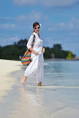 포토 JPG 해외이미지 주간 전신 여자 여유 여행 휴식 한명 웃음 성인 해변 야외 옆모습 아웃포커스 여름휴가 바캉스 선글라스 걷기 잡기 혼자 성인여자한명만 혼행 혼여족 해외포토 자연요소 1 라이프스타일 감정 안경 바다 뷰포인트 컨셉 모션 휴가 촬영기법 표정 사람 신조어 약어 여자한명만 성인여자만 파일형식 여름_계절 이미지허브