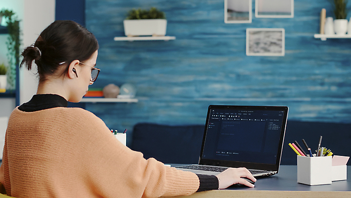 포토 JPG 해외이미지 서양인 여자 회의 한명 상반신 성인 뒷모습 노트북 컴퓨터 잡기 마우스 엔지니어 책상 보고서 해커 무선이어폰 분석가 프로그래밍 성인여자한명만 안경낌 해외포토 외국인 직업 1 안경 뷰포인트 이어폰 가구 비즈니스 모션 사람 전자제품 컴퓨터용품 작업 범죄 기술자 개발 여자한명만 성인여자만 파일형식 이미지허브