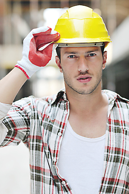 포토 JPG 해외이미지 남자 건축 건설업 한명 상반신 성인 앞모습 건설현장 잡기 안전모 보호장갑 성인남자한명만 건설근로자 해외포토 직업 1 산업 뷰포인트 모션 사람 헬멧 안전장비 남자한명만 성인남자만 파일형식 이미지허브
