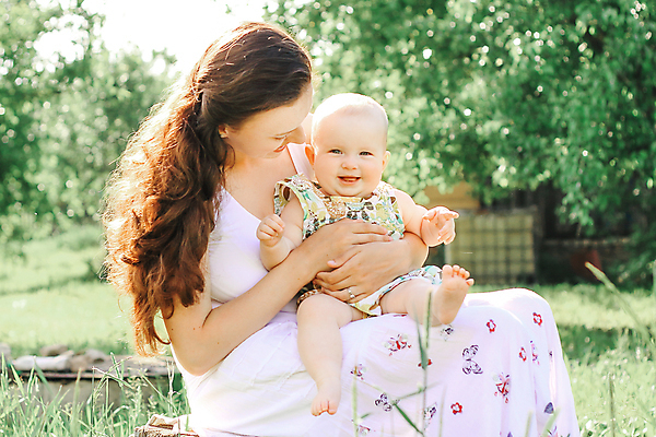 포토 JPG 해외이미지 주간 전신 여자 행복 안기 모녀 웃음 앉기 상반신 성인 야외 두명 앞모습 옆모습 아웃포커스 아기 즐거움 여자만 해외포토 자연요소 딸 감정 뷰포인트 가족 모션 엄마 촬영기법 표정 사람 파일형식 이미지허브