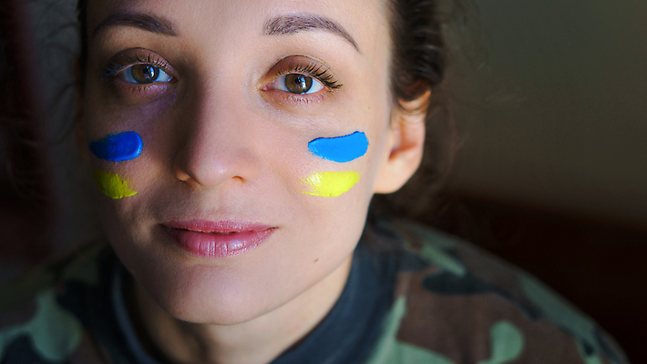 포토 JPG 해외이미지 모델 여자 행복 유니폼 부분 군대 한명 서기 안전 사람 파란색 노란색 축제 힘 군인 깃발 보호 서비스 군용 전쟁 슛 육군 문제 긴장 병정 기념물 애국심 명예 독립 우울증 우크라이나 전국 진짜 해외포토 직업 1 옷 감정 유럽 컬러 컨셉 모션 질병 국군 파일형식 이미지허브