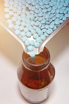 포토 JPG 해외이미지 여자 실내 건강 병원 손바닥 사람 사람없음 치료 알약 약 건강관리 고통 의사 흰색 잡기 오픈 붓기 약초 질병 컨테이너 약국 두통 처방 쏟아짐 안심 비타민 테라피 흘림 중독 조제 보충 고립 돌봄 복용 약사 해외포토 손 감정 산업 컬러 의학 모션 관리 육류 내부 뷰티 의료진 풀_식물 만들기 영양소 파일형식 이미지허브