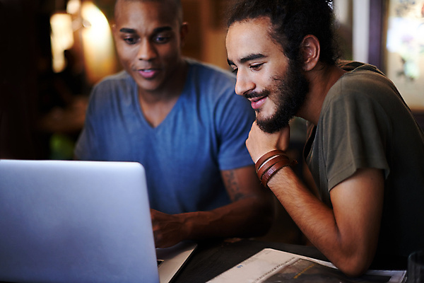 포토 JPG 해외이미지 라이프스타일 응시 교육 남자 행복 여유 탁자 실내 앉기 상반신 20대 성인 두명 앞모습 옆모습 아웃포커스 노트북 우정 대학교 성인남자만 해외포토 시선 감정 뷰포인트 가구 학교 모션 촬영기법 사람 청년 내부 생활 친구 전자제품 남자만 성인만 파일형식 이미지허브
