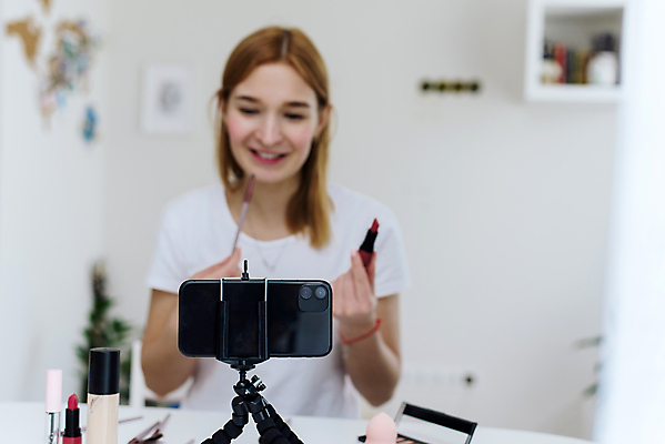 포토 JPG 해외이미지 라이프스타일 여자 얼굴 컨셉 인터넷 비즈니스 주택 그림자 한명 사람 취미 뷰티 유행 카메라 웹 화장품 거울 흐름 붓 화려 팔레트 상품 보여주기 온라인 동영상 블로거 소셜 소셜미디어 프리랜서 스타일 신청 해외포토 직업 1 모션 건물 생활 신체부위 전자제품 파일형식 이미지허브