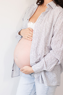 포토 JPG 해외이미지 백인 행복 어린이 컨셉 거실 엄마 아침 휴식 주택 갈색머리 건강 사랑 한명 신체부위 부모 희망 임산부 임신 아기 자신감 돌봄 카피스페이스 해외포토 주간 서양인 1 헤어스타일 감정 가족 모션 사람 건물 공백 파일형식 이미지허브