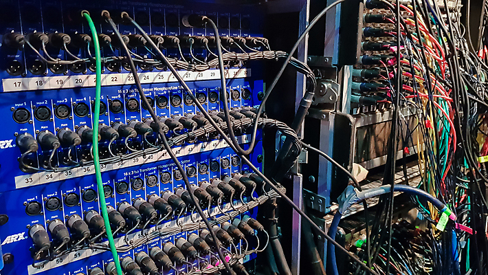 포토 JPG 해외이미지 직업 산업 음악 통신 사람없음 전자제품 디지털 소리 콘서트 장비 전선 판넬 네트워크 플러그 코드 엉킴 볼륨 혼합 연결 믹서 전자 오디오 철사 잭 스위치 스테레오 공학 위로 섞기 제어 하드웨어 많음 해외포토 교육 컨셉 문화예술 컴퓨터 공연 파일형식 이미지허브