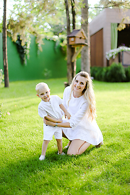 포토 JPG 해외이미지 백인 계절 여자 딸 행복 유럽 아들 어린이 엄마 휴가 사람 야외 두명 초록색 여름 금발 쌓기 걷기 침묵 임산부 아기 해외포토 서양인 헤어스타일 감정 나라 컬러 가족 모션 소리 임신 파일형식 이미지허브