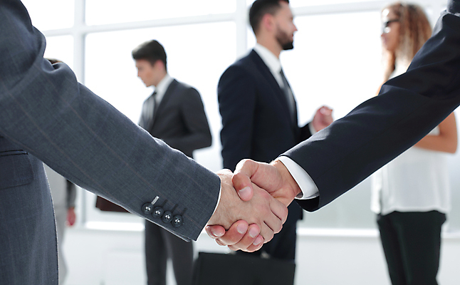 포토 JPG 해외이미지 손 여자 남자 비즈니스 협력 악수 실내 협상 상반신 성인 옆모습 아웃포커스 신체부위 세명 성인만 해외포토 뷰포인트 촬영기법 사람 손짓 내부 파일형식 이미지허브