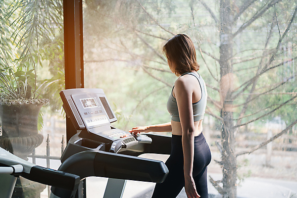 포토 JPG 해외이미지 백인 라이프스타일 여자 아시아 스포츠 포즈 신체 모션 실내 건강 한명 사람 성인 운동복 달리기 조깅 운동 힘 기계 장비 그룹 연습 클럽 체육관 근육질 런닝머신 달리기선수 해외포토 서양인 1 옷 나라 근육 내부 생활 운동기구 몸매 육상선수 파일형식 이미지허브