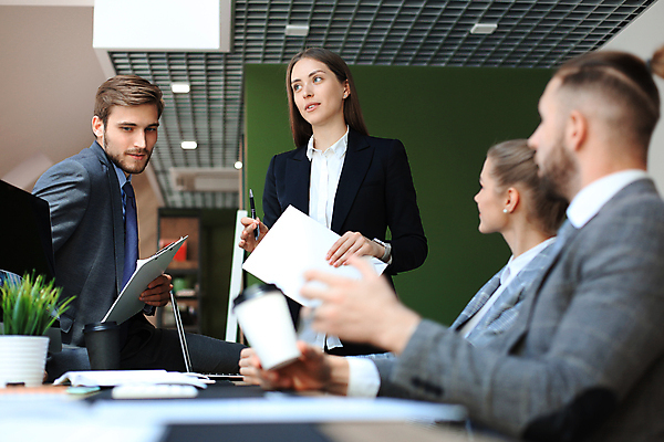 포토 JPG 해외이미지 서양인 여자 남자 회사 회의 서기 들기 앉기 정장 여러명 상반신 성인 앞모습 옆모습 업무 비즈니스맨 비즈니스우먼 문서 성인만 해외포토 외국인 옷 뷰포인트 다수 비즈니스 모션 사람 작업 직장인 파일형식 이미지허브