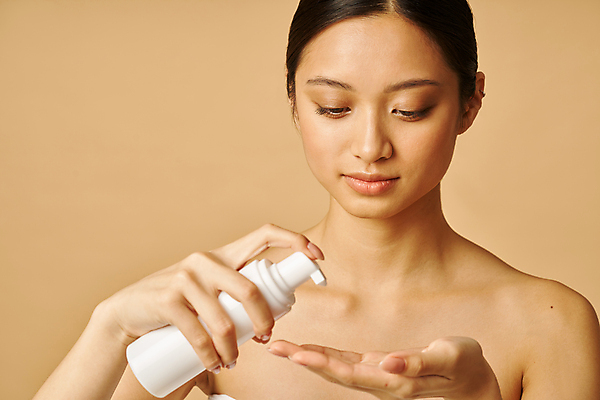 포토 JPG 해외이미지 모델 여자 관리 한명 들기 동양인 상반신 성인 뷰티 잡기 피부관리 위생관리 클렌징폼 성인여자한명만 갈색배경 해외포토 1 백그라운드 모션 사람 인종 갈색 세안용품 여자한명만 성인여자만 파일형식 이미지허브