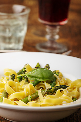 포토 JPG 해외이미지 접시 계절 음식 채소 재료 부분 치즈 파스타 건강 요리 사람없음 초록색 식당 식사 저녁식사 봄 이탈리아 흰색 시골 신선 사발 맛 밀 지중해 크림 만족 아스파라거스 레시피 비타민 점심식사 입가심 비건 맛있는 탈리아텔레 해외포토 식기 감정 유럽 바다 컬러 컨셉 유제품 곡류 서양음식 상점 사기그릇 영양소 채식주의자 파스타면 파일형식 이미지허브