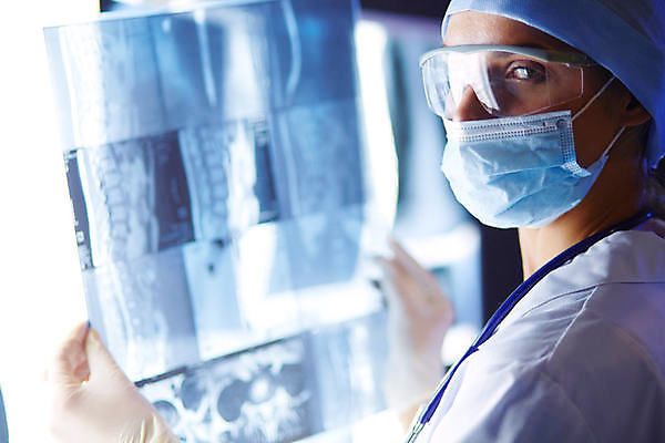 포토 JPG 해외이미지 직업 1 여자 컨셉 유니폼 생각 해부 엑스레이 건강 병원 한명 서기 사람 약 건강관리 진료 시험 의사 광선 흰색 실험실 질병 스마트 뇌 바쁨 암 외과 돌봄 방사선 해외포토 옷 교육 컬러 의학 모션 실험 관리 의료진 파일형식 이미지허브