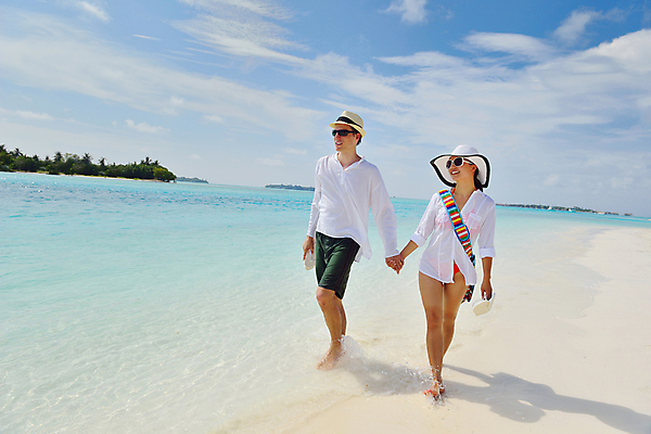 포토 JPG 해외이미지 주간 전신 라이프스타일 커플 여자 남자 데이트 휴식 사랑 성인 해변 야외 두명 앞모습 여름 걷기 손잡기 맑음 성인만 해외포토 자연요소 계절 감정 바다 뷰포인트 컨셉 관계 모션 날씨 사람 생활 파일형식 이미지허브