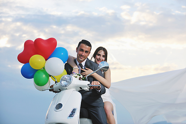 포토 JPG 해외이미지 커플 여자 남자 미소 상반신 성인 야외 두명 앞모습 스쿠터 승차 풍선 백허그 성인만 해외포토 뷰포인트 관계 모션 포옹 표정 사람 오토바이 파일형식 이미지허브